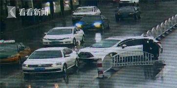 女子开车撞成人车视频,女子驾车失控撞人车视频引发社会关注