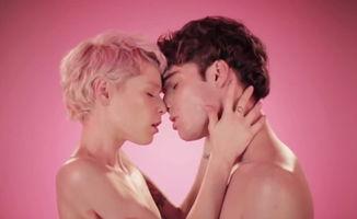 粉色亲嘴视频成人,揭秘成人视频中的亲嘴瞬间