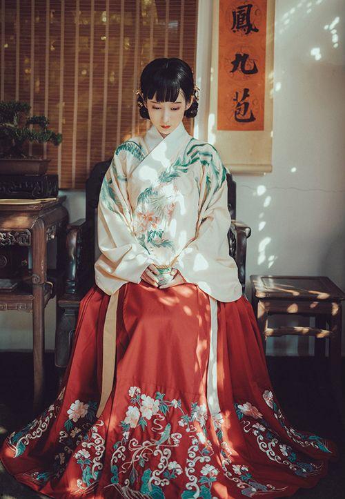 女汉服成人上班视频,汉服美女的日常上班风采