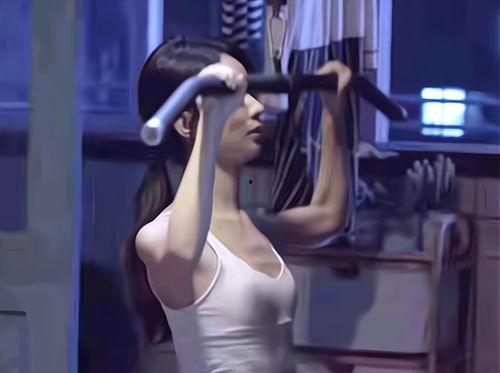 成人健身背心怎么穿视频,轻松打造专业运动造型