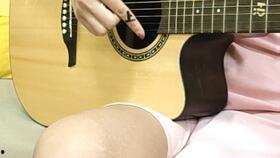 成人弹吉他视频,跟随视频教程，轻松掌握成人吉他演奏技巧
