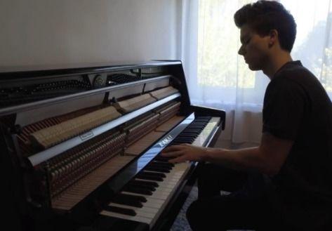 成人落叶钢琴怎么弹视频